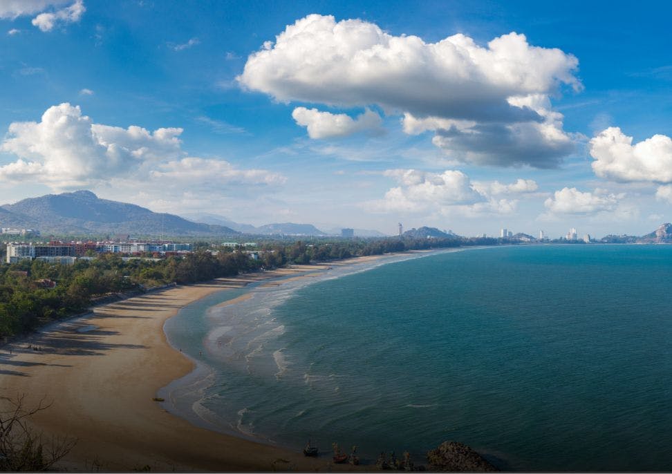 Culture thaïlandaise, éléphants et plage tropicale